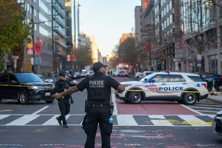 Cảnh sát phong tỏa hiện trường vụ nổ súng gần Nhà Trắng, Washington, D.C., Mỹ, ngày 26/11. (Ảnh: THX/TTXVN)