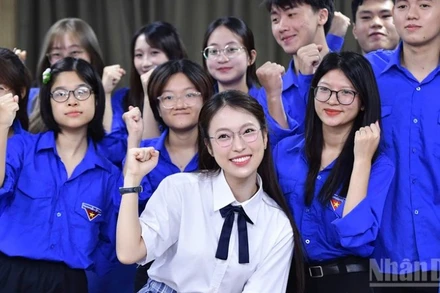 Đại sứ "Tiếp sức mùa thi" Trần Khánh Vy và một số tình nguyện viên tiêu biểu có mặt tại hội nghị tổng kết chương trình năm 2025.