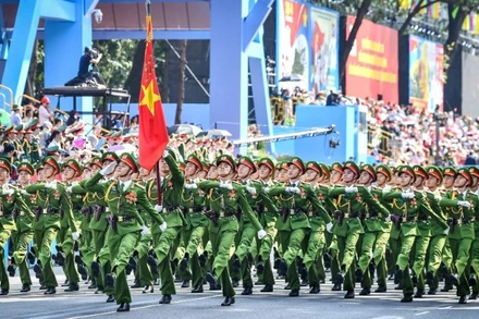 Khối nam sĩ quan Cảnh sát nhân dân tại Tổng duyệt lễ diễu binh, diễu hành Lễ kỷ niệm 50 năm Ngày Giải phóng miền nam, thống nhất đất nước. (Ảnh: THÀNH ĐẠT)