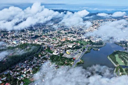 Khu vực trung tâm Lâm Đồng bồng bềnh mây trắng.