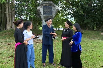 Ông Hoàng Ngọc kể lại câu chuyện gặp Bác Hồ và những sự kiện lịch sử diễn ra tại Tân Trào cho thế hệ trẻ. (Ảnh: ĐỨC THẮNG)