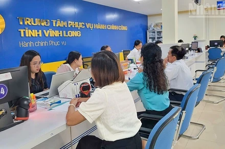 Người dân và doanh nghiệp đến làm thủ tục hành chính ở Trung tâm phục vụ hành chính công tỉnh Vĩnh Long. (Ảnh: Báo Nhân Dân)