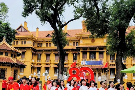 Người dân tập trung, chụp ảnh quanh khu vực quảng trường Ba Đình. (Ảnh: VĂN THỊNH)