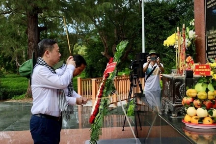 Trưởng Ban Tuyên giáo và Dân vận Thành ủy Thành phố Hồ Chí Minh Dương Anh Đức dâng hương tại Nghĩa trang Hàng Keo. 