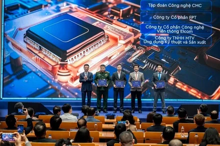 Bộ trưởng Khoa học và Công nghệ Nguyễn Mạnh Hùng trao chứng nhận đơn vị đồng hành Hệ sinh thái Đổi mới sáng tạo Hà Nội cho các doanh nghiệp.