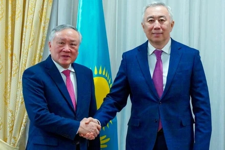 Phó Thủ tướng Thường trực Chính phủ Nguyễn Hòa Bình và Phó Thủ tướng, Bộ trưởng Bộ Kinh tế Quốc dân Kazakhstan ông Serik Zhumangarin. (Ảnh: TÂM HẰNG/TTXVN)