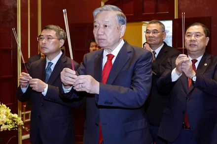 Tổng Bí thư Tô Lâm dâng hương tưởng nhớ, tri ân các bậc tiên đế có công với đất nước tại Khu Di tích Hoàng Thành Thăng Long - Hà Nội. (Ảnh: THỐNG NHẤT/TTXVN)