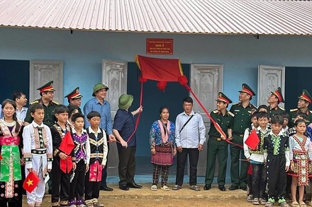 Các đồng chí lãnh đạo quân khu 2, lãnh đạo tỉnh Điện Biên cùng cán bộ, nhân dân tỉnh Điện Biên chứng kiến lễ khánh thành nhà ở mới của bà con dân tộc H'Mông bản Háng Pù Xi, xã Xa Dung, tỉnh Điện Biên. (Ảnh: ĐỨC HẠNH)