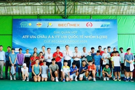 Đại diện Ban tổ chức cùng các đại biểu và vận động viên chụp hình lưu niệm tại lễ khai mạc. 