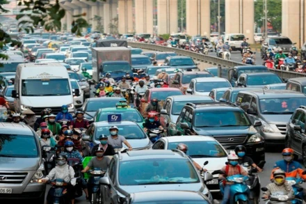 Ô-tô và xe máy đều đang được đưa vào lộ trình kiểm soát khí thải nhằm giảm ô nhiễm không khí.