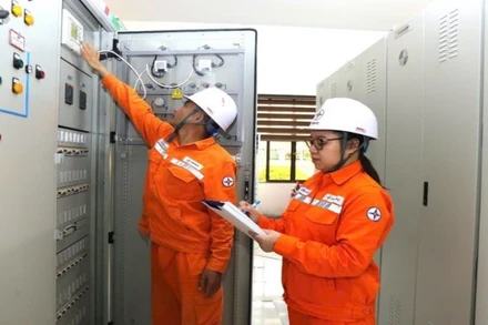 Công nhân Xí nghiệp lưới điện cao thế Lào Cai kiểm tra hệ thống điều khiển bảo vệ.