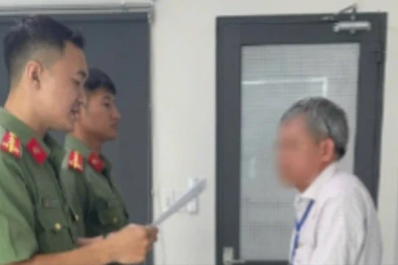 Cơ quan chức năng làm việc với ông Tăng Hà Nam Anh (Ảnh: Công an cung cấp)