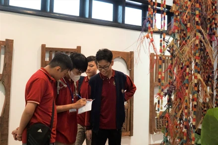 Học sinh Hà Nội trải nghiệm các chương trình giáo dục khoa học tại Bảo tàng Dân tộc học Việt Nam.