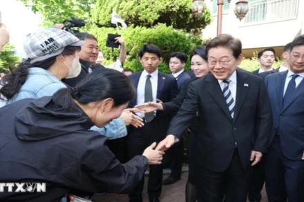 Tân Tổng thống Hàn Quốc Lee Jae-myung chào người dân khi rời nhà riêng ở Incheon để tới lễ nhậm chức, ngày 4/6/2025. (Ảnh: Yonhap/TTXVN)