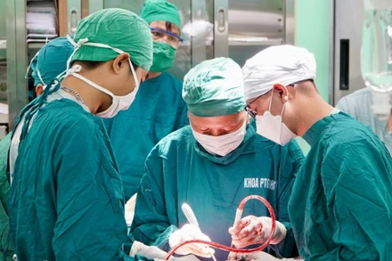 Ê-kíp phẫu thuật chấn thương sọ não phức tạp tại Bệnh viện đa khoa Vũng Tàu.