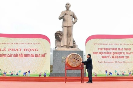 Đồng chí Phan Huy Ngọc, Chủ tịch Ủy ban nhân dân tỉnh Tuyên Quang đánh trống phát động Tết trồng cây và phong trào thi đua năm 2026.