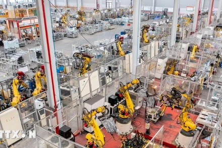 Bên trong nhà máy sản xuất xe điện ở tỉnh Chiết Giang (Trung Quốc). (Nguồn: THX/TTXVN)