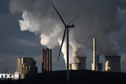 Khói thải bốc lên tại nhà máy điện than RWE. (Ảnh: Getty Images/TTXVN)