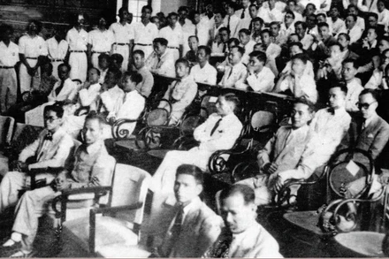 Chỉ 1 tháng sau khi ký Sắc lệnh số 45 thành lập Ban Đại học Văn khoa, Chủ tịch Hồ Chí Minh trực tiếp chủ tọa Lễ Khai giảng niên khóa đầu tiên của Đại học Quốc gia Việt Nam vào ngày 15/11/1945.