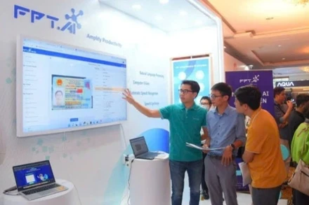 Khách hàng trải nghiệm giải pháp AI do Tập đoàn FPT phát triển. (Ảnh: Tập đoàn FPT)