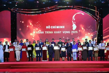 Đại tướng Trịnh Văn Quyết, Bí thư Trung ương Đảng, Trưởng Ban Tuyên giáo và Dân vận Trung ương trao giấy khen, tặng các cá nhân tiêu biểu. (Ảnh: TTXVN)