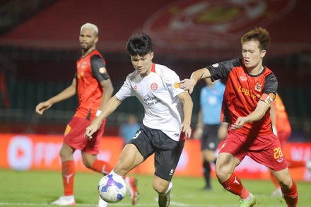 Cuộc rượt đuổi tỷ số đầy kịch tính giữa đội Công an Thành phố Hồ Chí Minh (áo trắng) và đội Ninh Bình (áo đỏ).