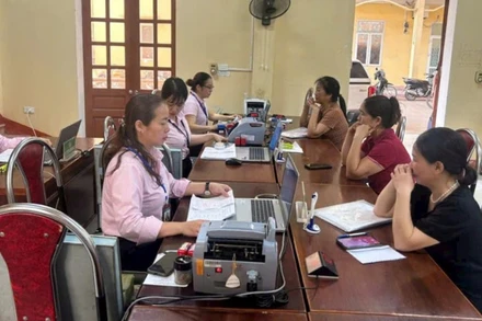 Các điểm giao dịch của chi nhánh NHCSXH tỉnh Lào Cai duy trì lịch giao dịch, tích cực cho hộ nghèo vay vốn ưu đãi.