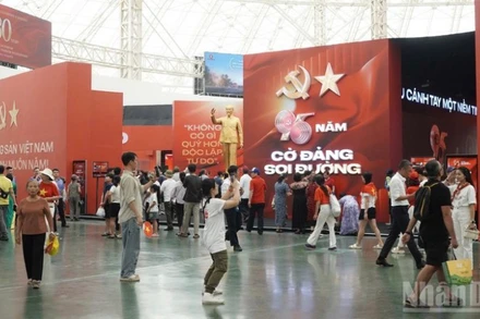 Công chúng tham quan triển lãm "95 năm Cờ Đảng soi đường".