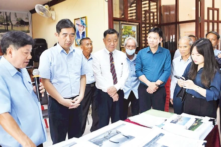 Kiều bào Việt Nam tại Thái Lan thảo luận kế hoạch xây dựng công trình Nhà sàn Bác Hồ. (Ảnh: XUÂN SƠN)