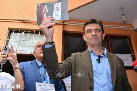 Ông Rodrigo Paz bỏ phiếu tại điểm bầu cử ở Tarija, Bolivia ngày 19/10/2025. (Ảnh: THX/TTXVN)