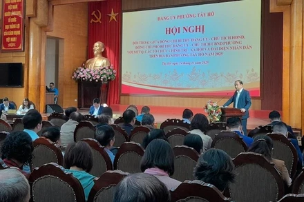 Lãnh đạo Đảng ủy phường Tây Hồ phát biểu tại hội nghị.