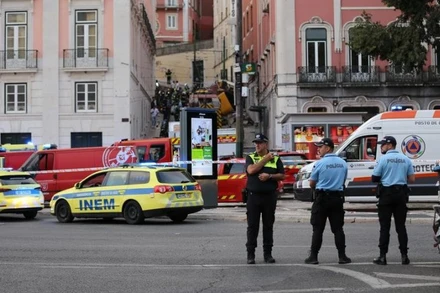 Hiện trường vụ tai nạn tàu điện ở Lisbon, Bồ Đào Nha,. (Ảnh: TÂN HOA XÃ)