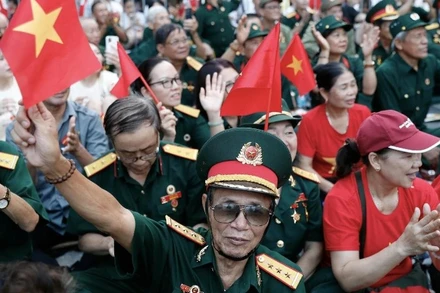 Cựu chiến binh tham gia lễ diễu hành. (Ảnh: AP)