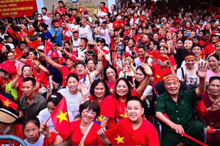 Người dân háo hức xem Lễ diễu binh, diễu hành sáng 2/9 tại đường Nguyễn Thái Học, Hà Nội. (Ảnh: BẢO LONG)