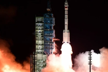 Tên lửa đẩy Trường Chinh-2F mang theo tàu vũ trụ Thần Châu-21 rời bệ phóng tại Trung tâm phóng vệ tinh Tửu Tuyền. (Ảnh: THX/TTXVN)