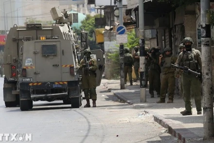 Các lực lượng Israel được triển khai tại thành phố Nablus, Bờ Tây. (Ảnh: THX/TTXVN)