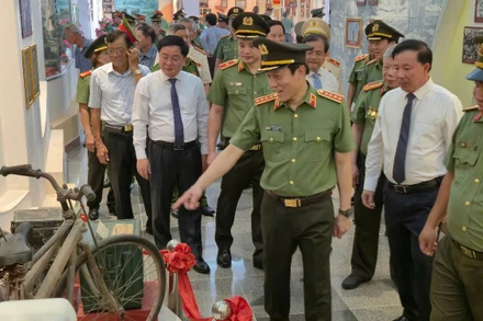Đại tướng Lương Tam Quang, Ủy viên Bộ Chính trị, Bộ trưởng Công an cùng lãnh đạo tỉnh Tây Ninh tham quan Bảo tàng Ban an ninh Trung ương Cục miền nam.
