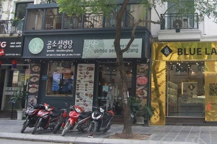 Tình trạng biển hiệu, biển quảng cáo tiếng nước ngoài sử dụng tràn lan ở không ít phố tại Hà Nội. (Ảnh: CÔNG LÝ)