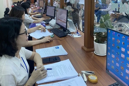 Cán bộ, công chức Trung tâm Phục vụ hành chính công phường Hải An, thành phố Hải Phòng tích cực phục vụ nhân dân.