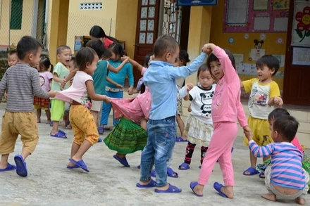 Ảnh minh họa: Trẻ mẫu giáo dân tộc H’Mông trong giờ chơi tại bản Khuôn Bổ, xã vùng cao Hồng Ca, huyện Trấn Yên. (Ảnh: THANH SƠN)