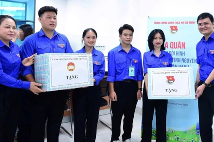 Trao quà động viên các đội hình thanh niên tình nguyện chuyển đổi số, hỗ trợ chính quyền hai cấp tại Thủ đô Hà Nội.