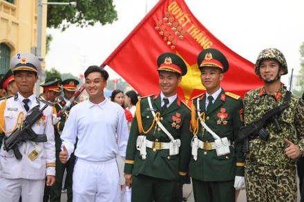 Chiến sĩ các khối tham gia diễu binh, diễu hành trước giờ sơ duyệt.