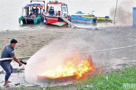 Đoàn viên, thanh niên và thành viên các đội hình tình nguyện của Thủ đô tập huấn kỹ năng phòng cháy, chữa cháy, cứu hộ, cứu nạn bên bờ sông Hồng.
