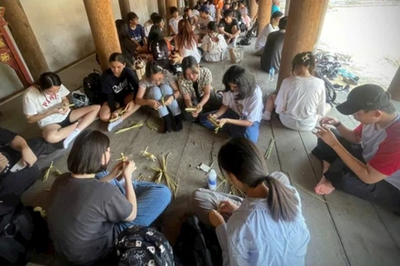 “Biến rơm thành vàng” - trẻ em thích thú tự tay bện trâu, ngựa từ những cọng rơm rạ dưới sự hướng dẫn của nghệ nhân ở Làng cổ Đường Lâm.