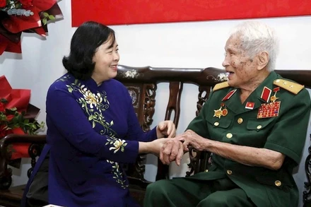 Bí thư Thành ủy Hà Nội Bùi Thị Minh Hoài trò chuyện với Trung tướng Nguyễn Quốc Thước.