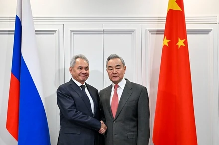 Bộ trưởng Ngoại giao Trung Quốc Vương Nghị và Thư ký Hội đồng An ninh Nga Sergei Shoigu. (Ảnh: THX/TTXVN)