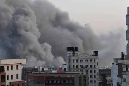 Khói bốc lên sau cuộc tấn công tại Tehran, Iran, ngày 6/3/2026. (Ảnh: THX/TTXVN)