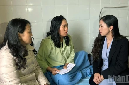 Lãnh đạo phường Xuân Hương-Đà Lạt, tỉnh Lâm Đồng thăm hỏi, động viên công nhân môi trường bị hành hung đang điều trị tại bệnh viện.