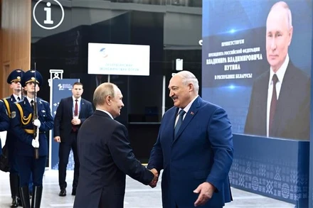 Tổng thống Nga Vladimir Putin (trái, phía trước) tới dự Diễn đàn Kinh tế Á-Âu tại Minsk, Belarus, ngày 26/6/2025. (Ảnh: THX/TTXVN)