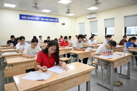 Thí sinh tại điểm thi Trường trung học cơ sở Nguyễn Trường Tộ, Hà Nội. (Ảnh THẾ ĐẠI)